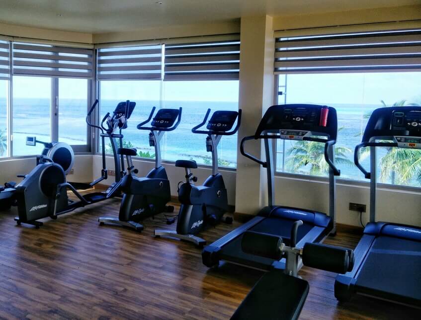 Gimnasio hotel_surfing_Season Paradise Thulusdhoo Catching a wave
